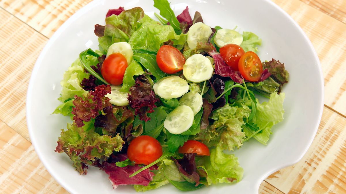 Las ensaladas son buenas opciones para comer durante una ola de calorable