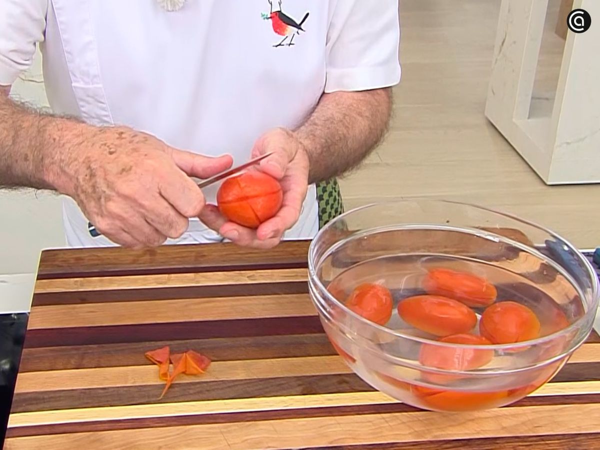 Pela los tomates tras escaldarlos y colócalos en el vaso americano