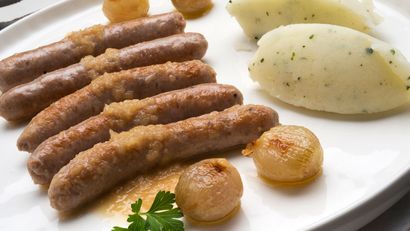 5227 Salchichas a la cerveza con puré de patatas y chalotas (612) xl