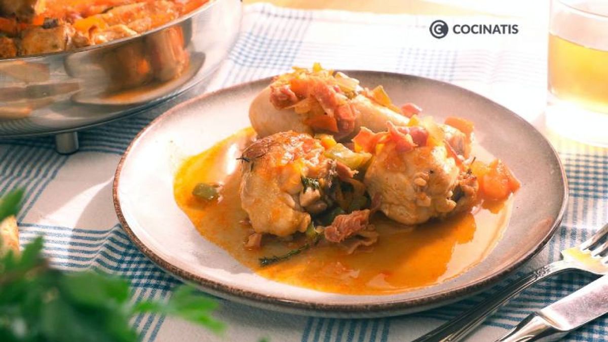 Sirve el pollo al chilindrón