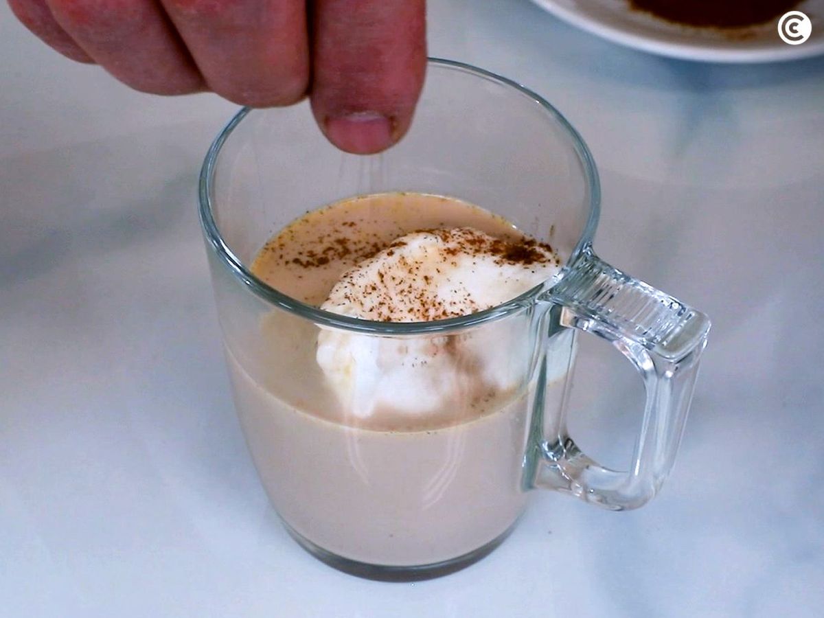 Añadir la crema y la canela al pumpkin spice latte