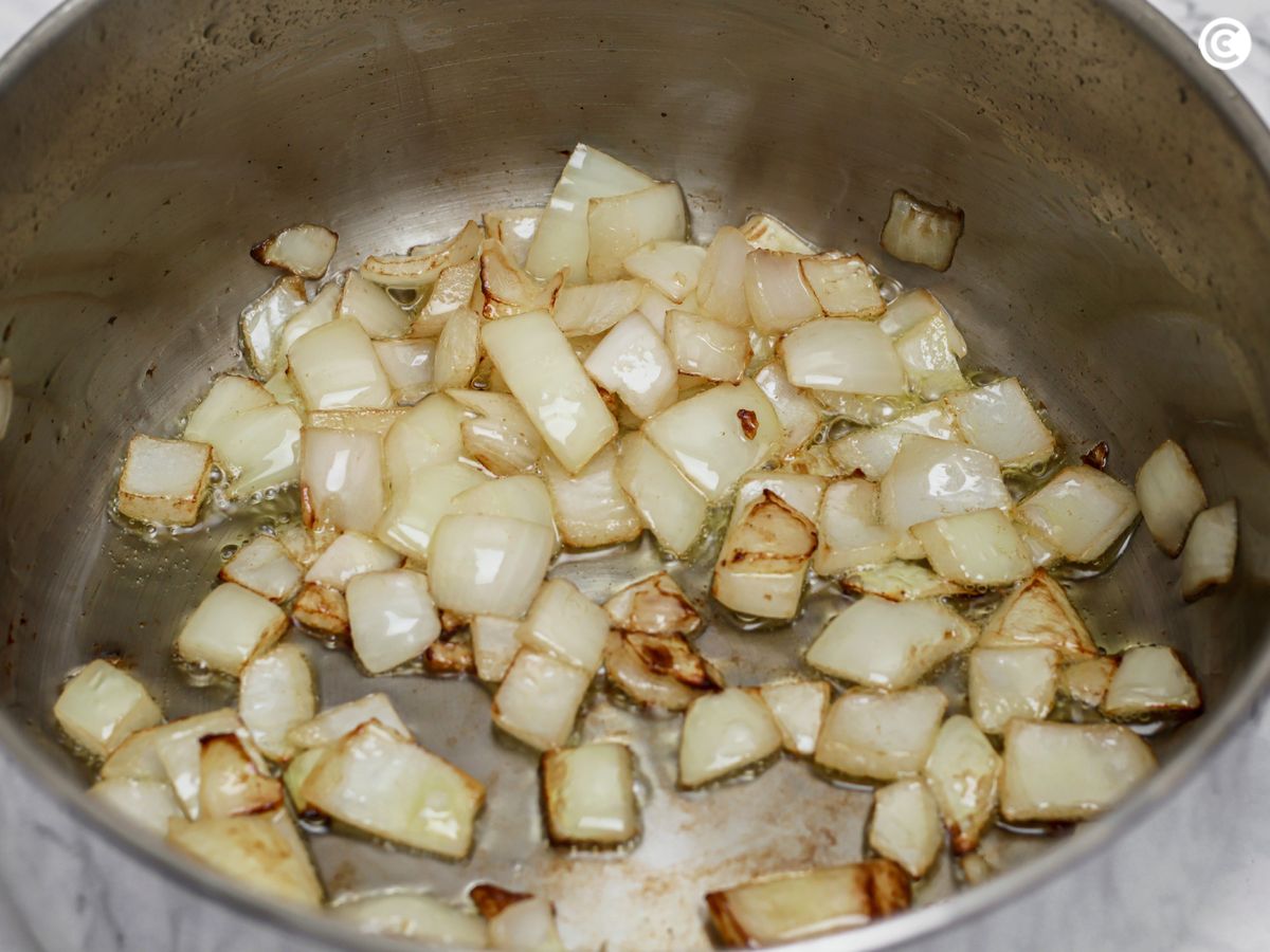 Sofríe la cebolla en una cazuela