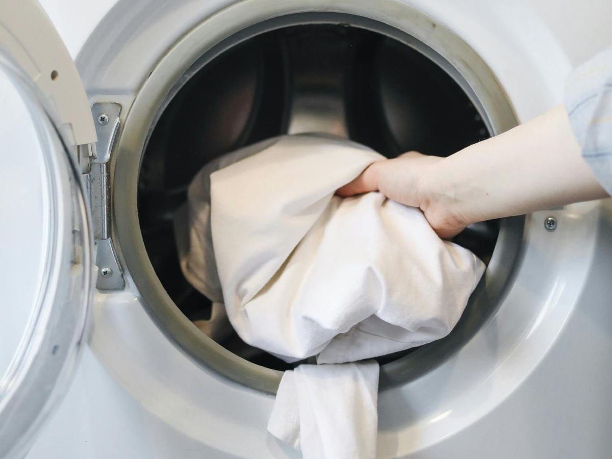 Ropa blanca en la lavadora