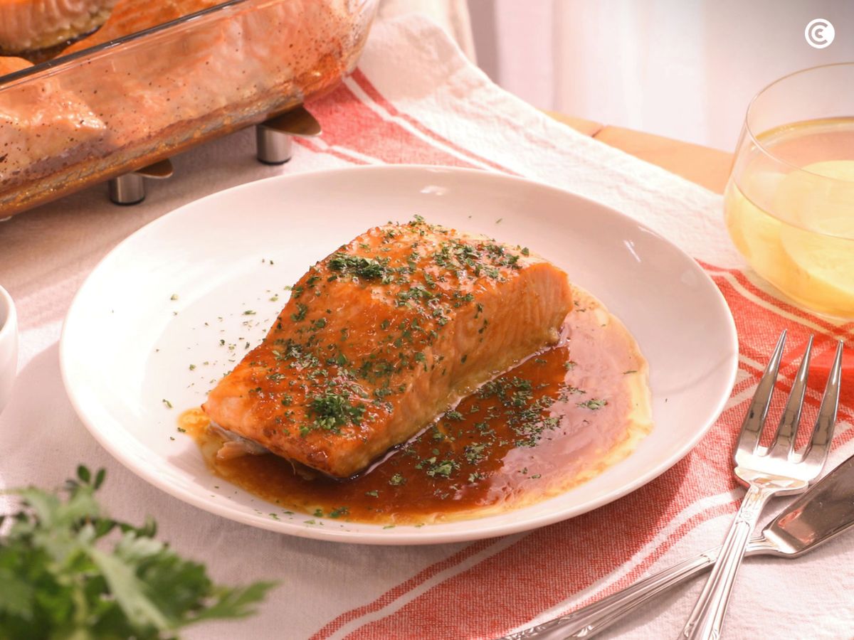 Sirve con la salsa y perejil por encima