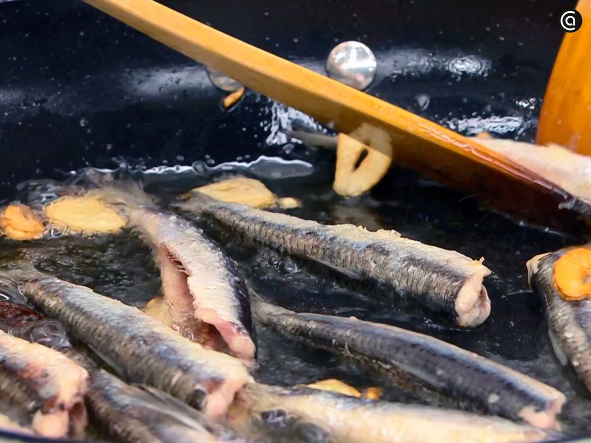 Prepara las anchoas fritas