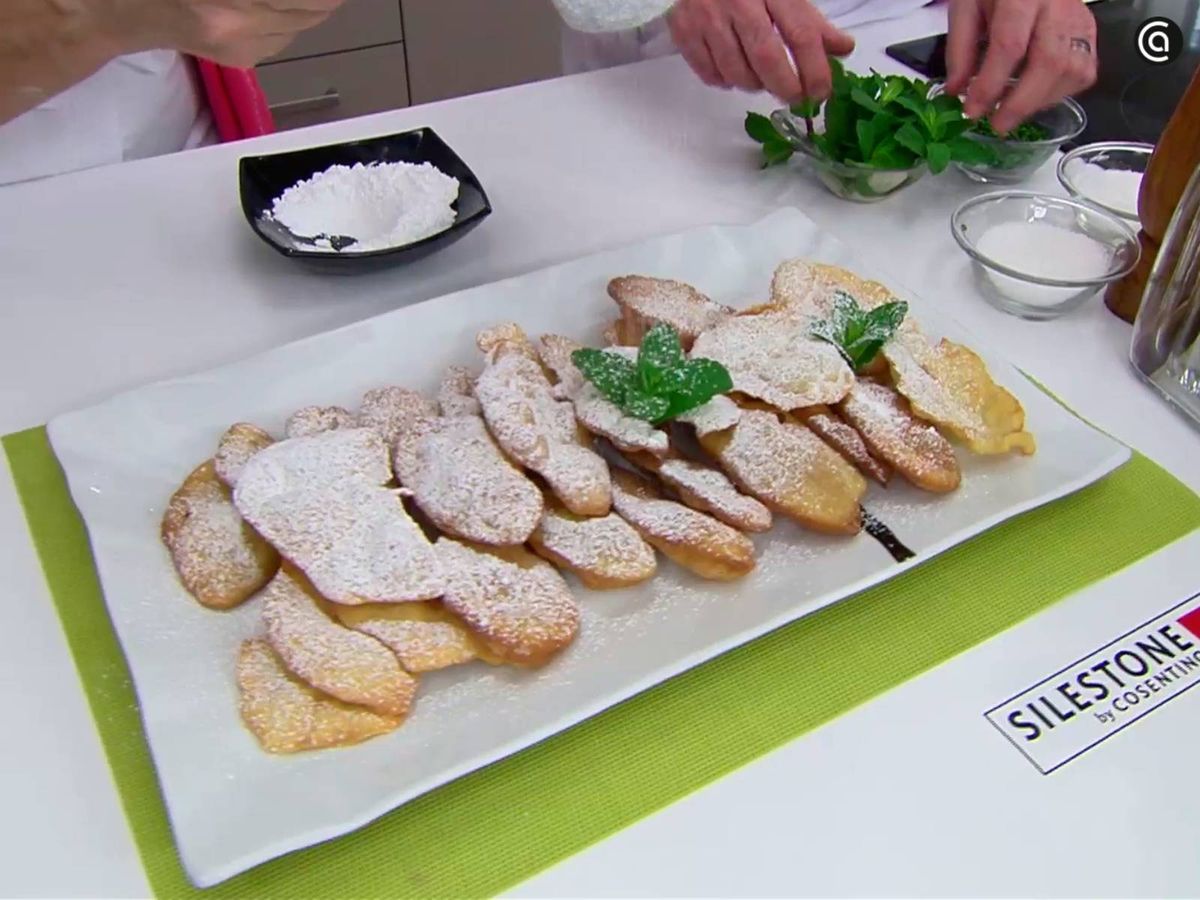 Decora espolvoreando azúcar glas