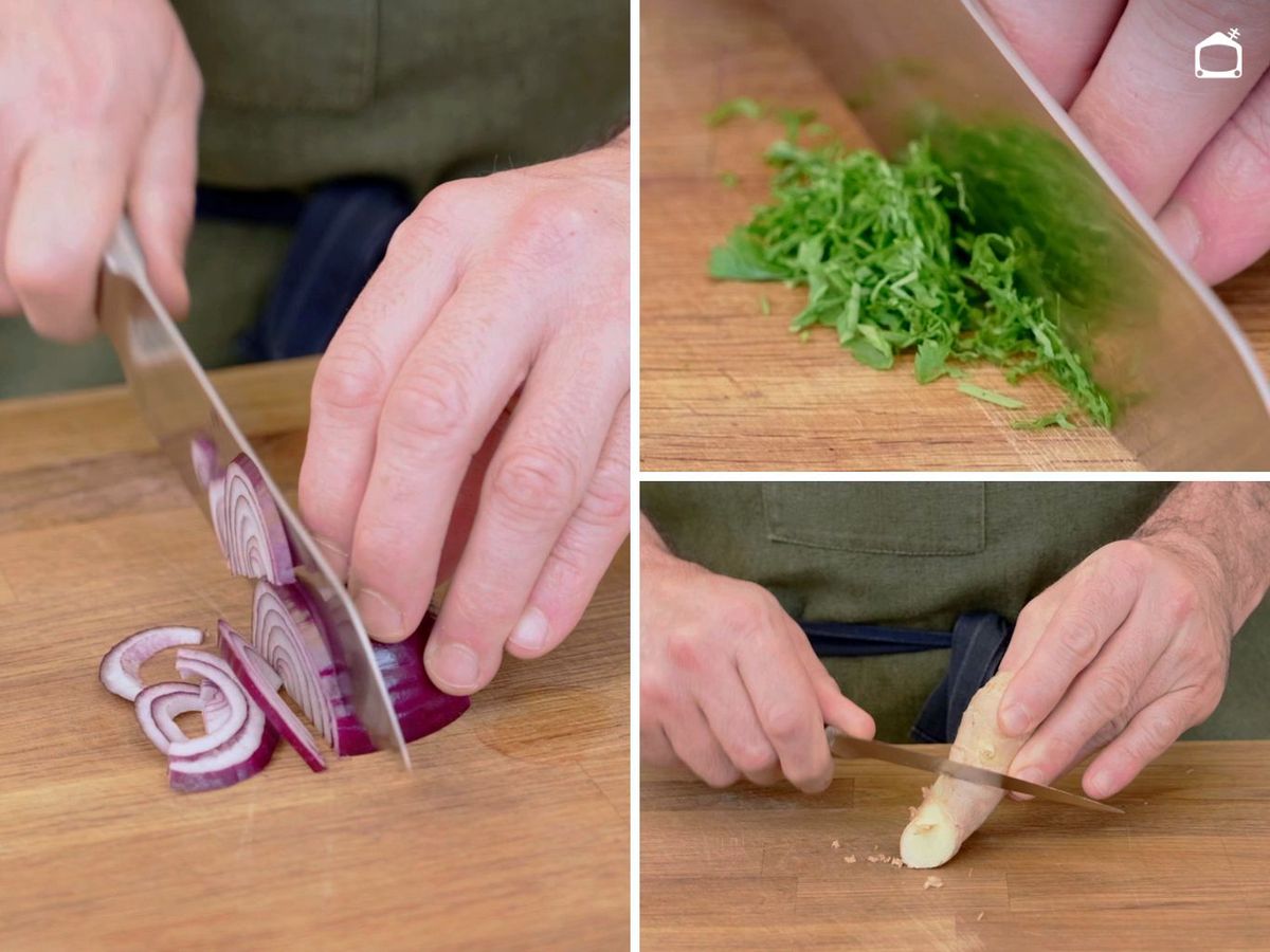 Prepara la cebolla, el cilantro y el jengibre para el ceviche de salmón