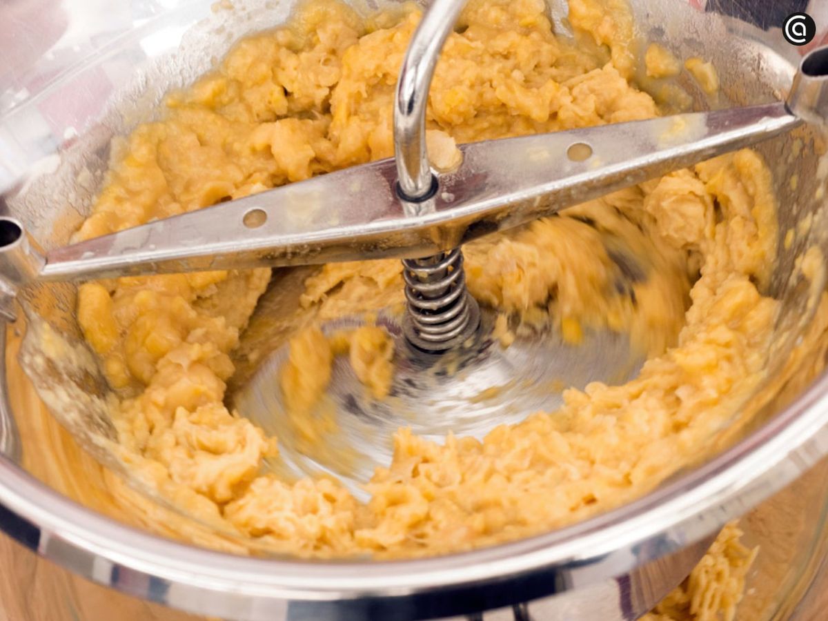 Haz un puré de garbanzos con ayuda del pasapurés