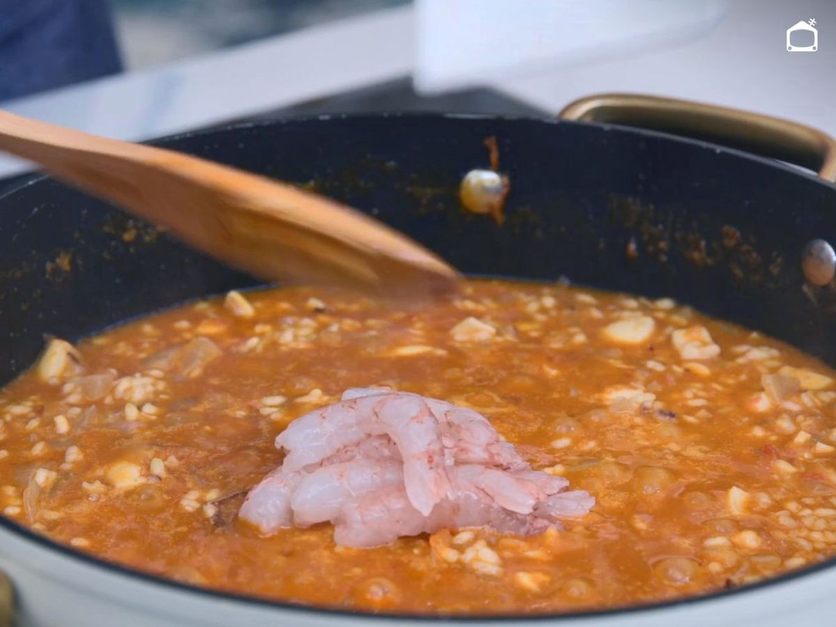 Añade las gambas al arroz a banda