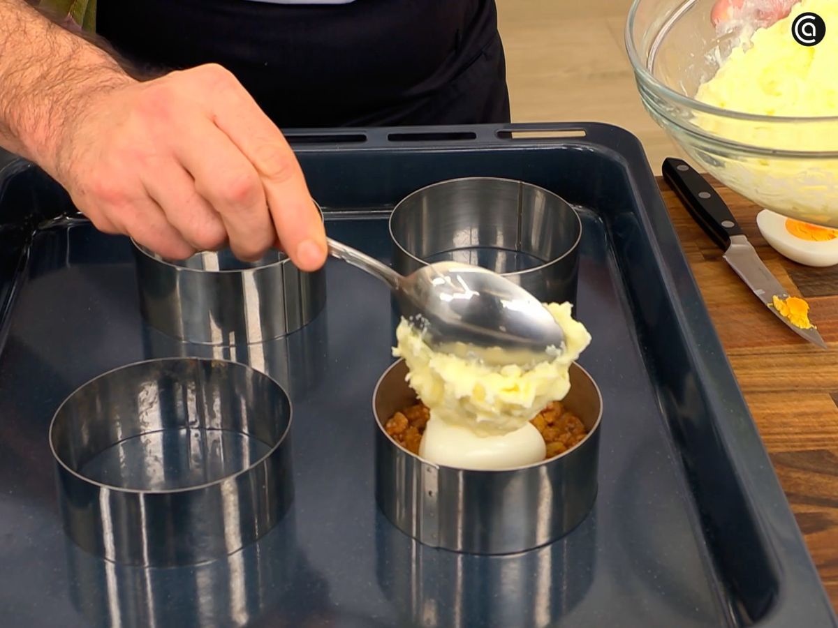 Monta el pastel de patata y llévalo al horno para gratinarlo