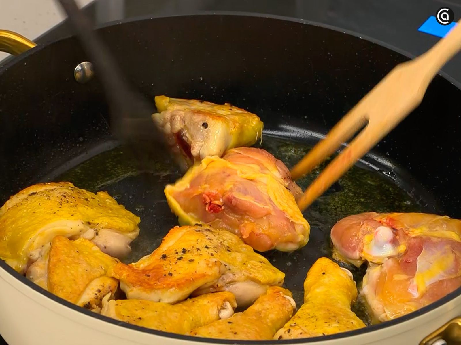 Fríe los muslos de pollo hasta dorar y resérvalos Fríe los muslos de pollo hasta dorar y resérvalos