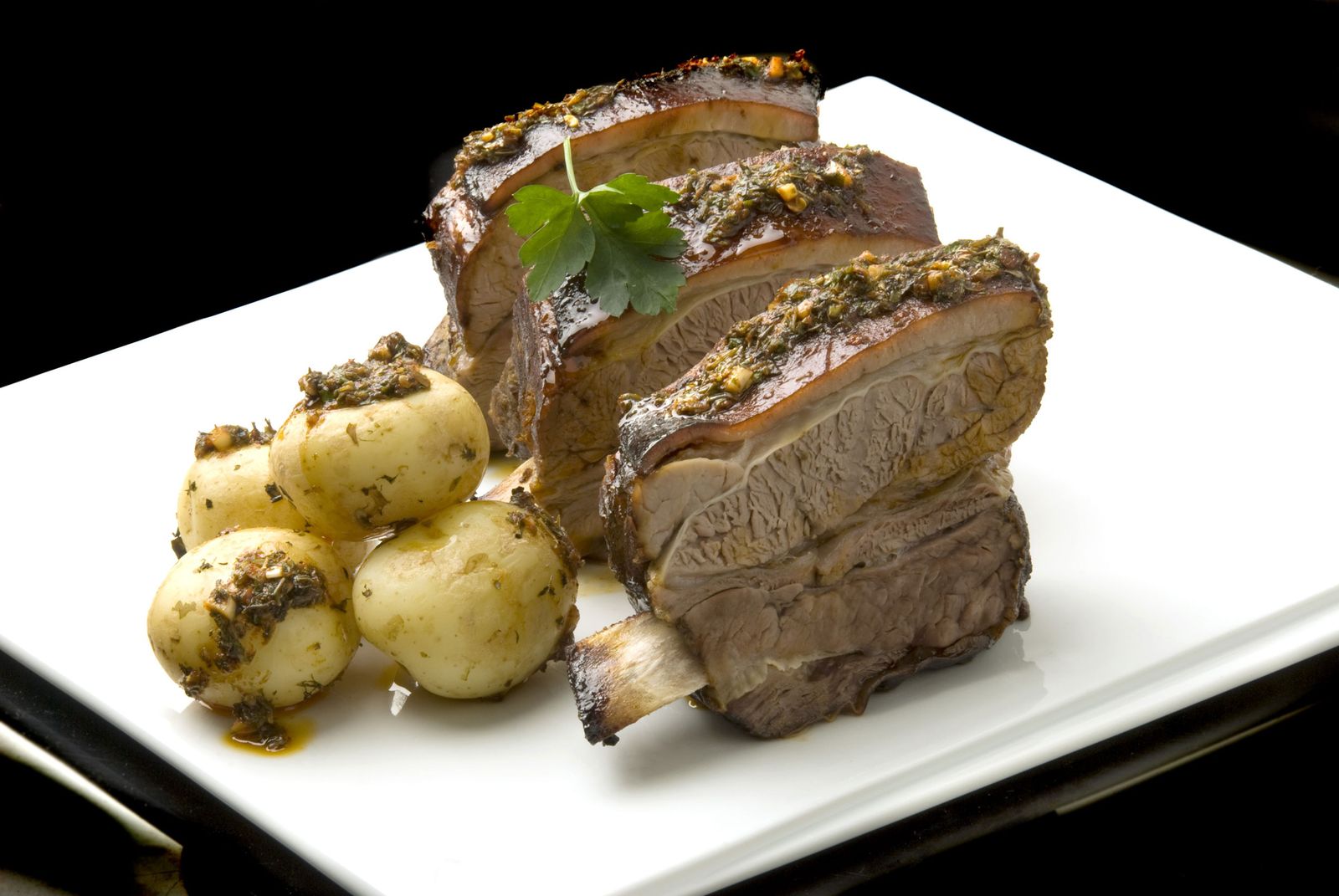 Costilla asada con papas y chimichurri