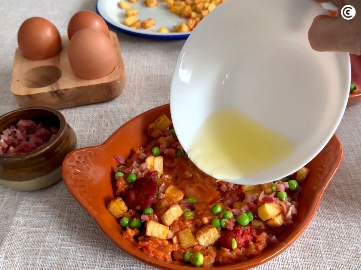 Monta los huevos a la flamenca en cazuelitas de barro