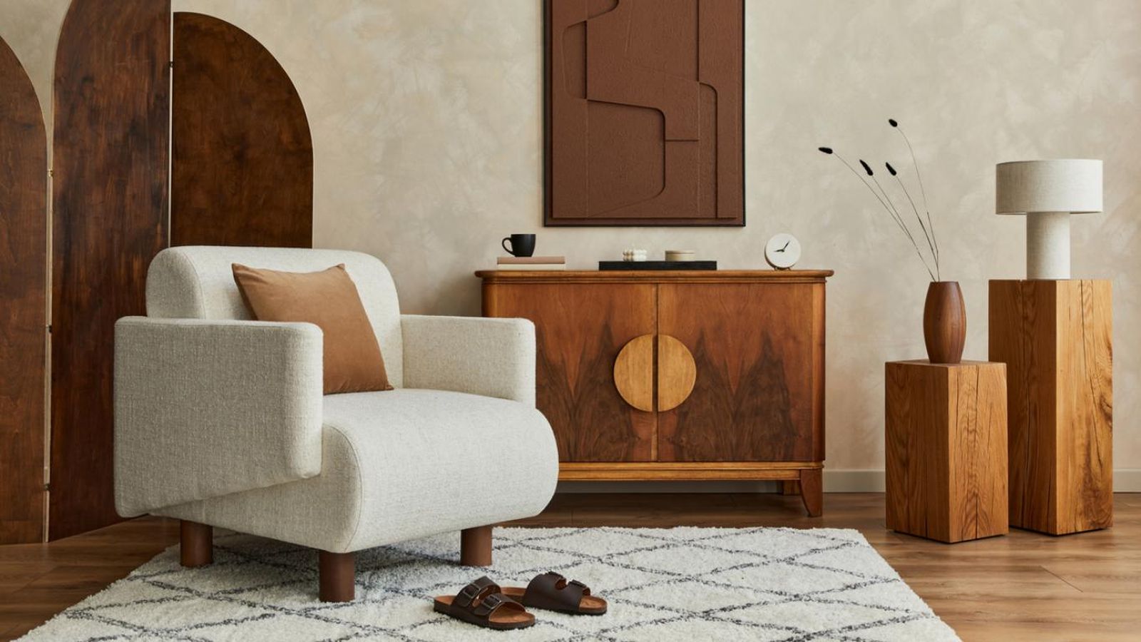 Muebles de madera y tapizados crema, una combinación de éxito.