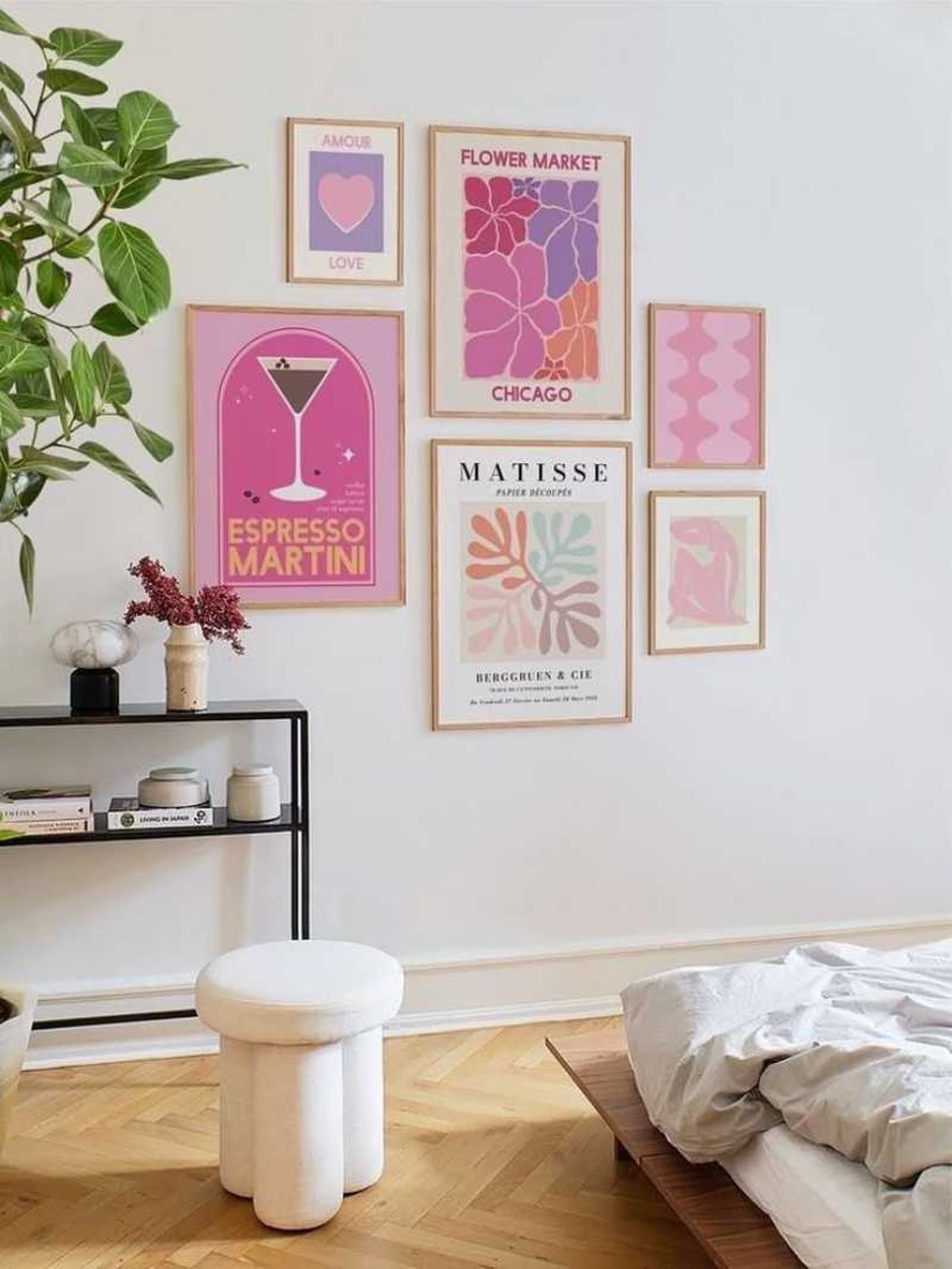 Dormitorio con láminas disco aesthetic con ilustraciones de copas. Dormitorio con láminas disco aesthetic con ilustraciones de copas.