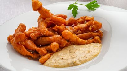 Setas shimeji en tempura con salsa crispy de chile