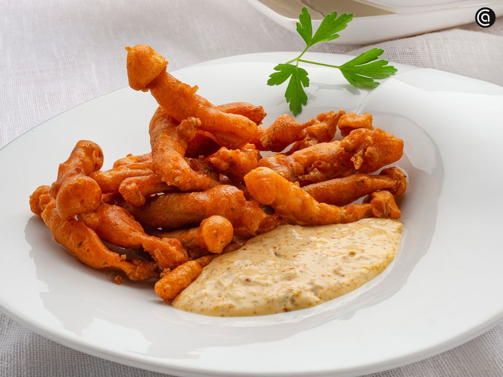 Setas shimeji en tempura con salsa crispy de chile