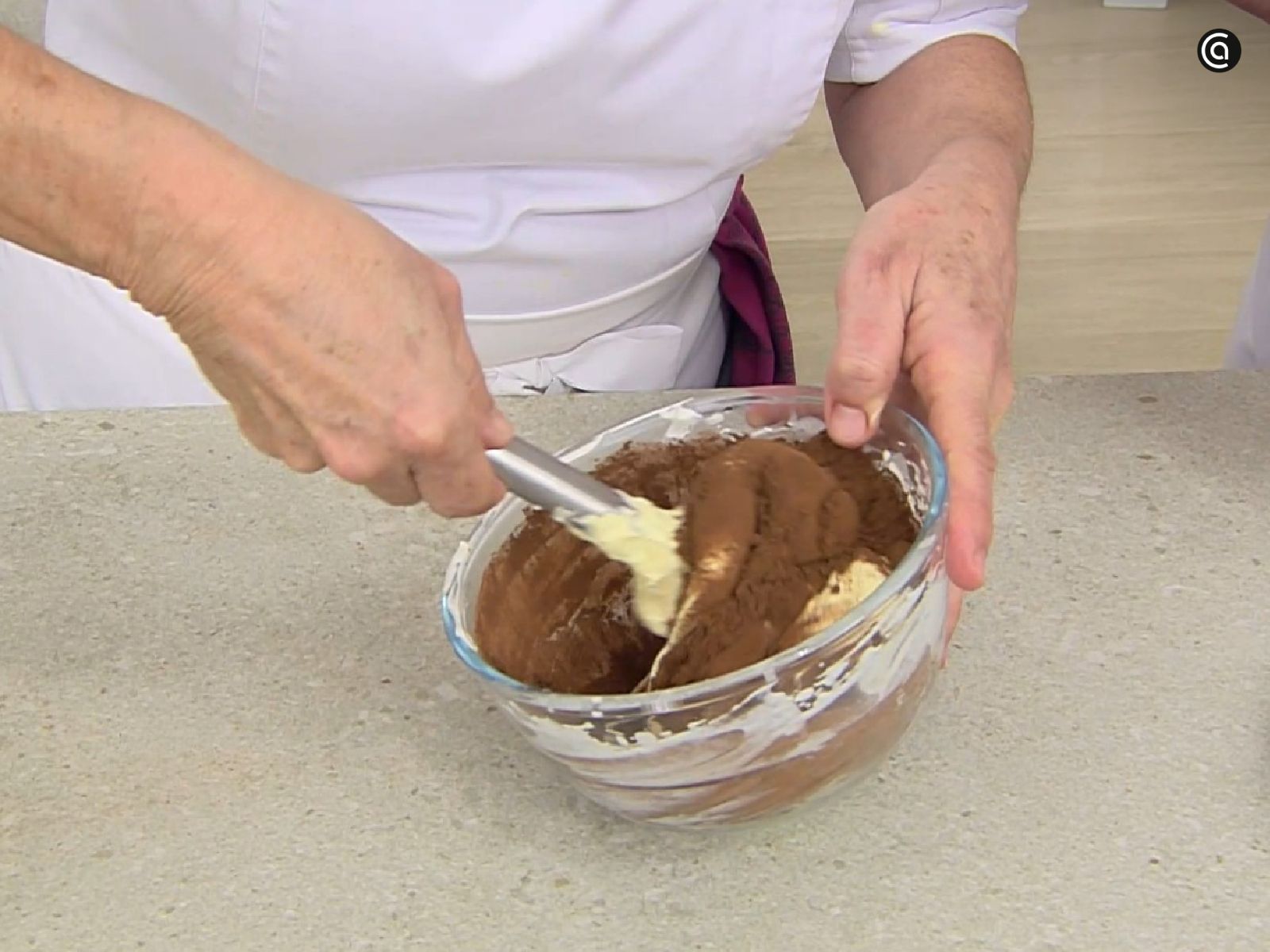 Divide la crema en dos partes y añade cacao a una de ellas