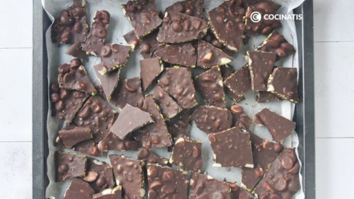 Troceamos el chocolate con frutos secos