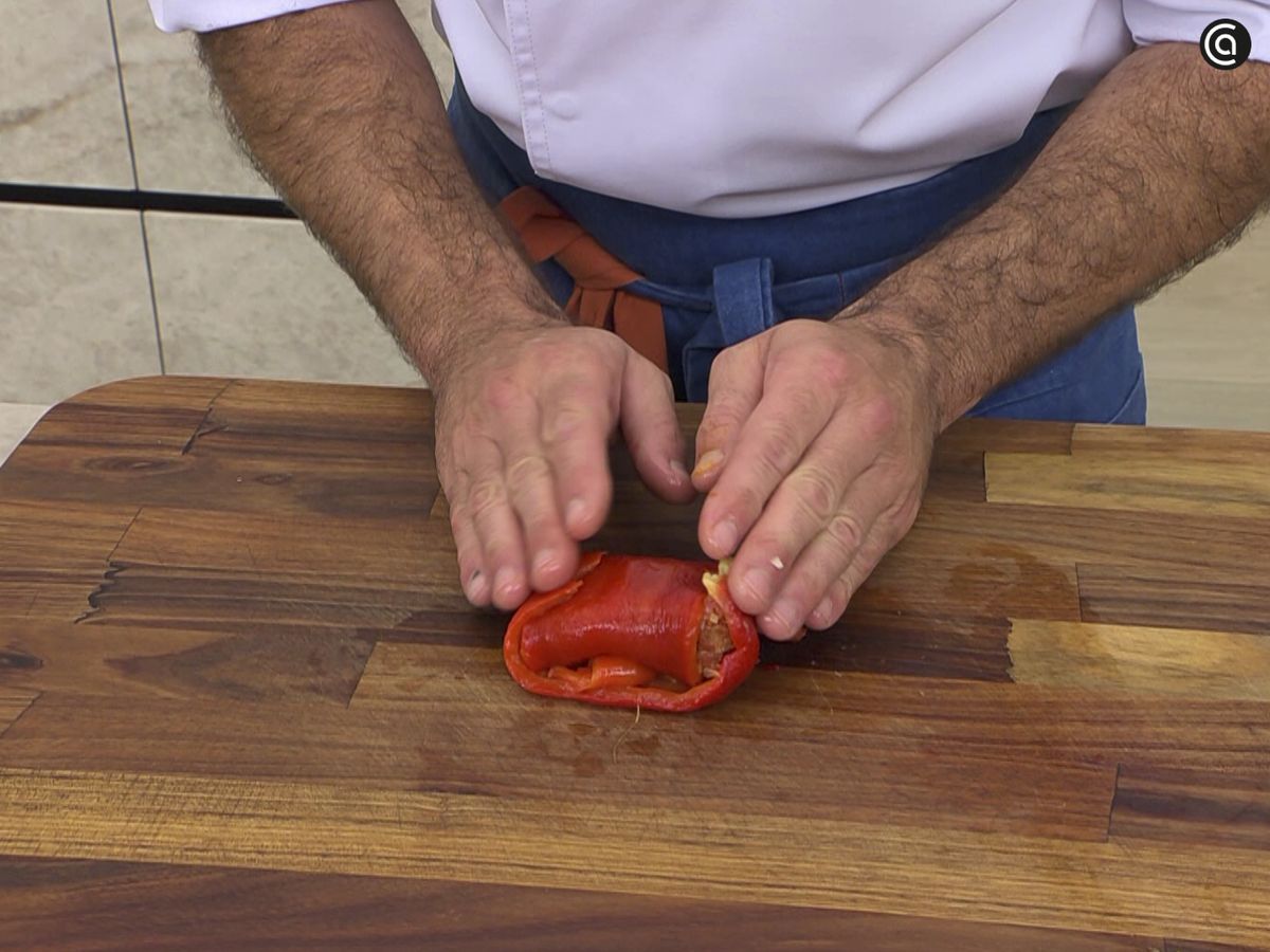 Coloca la carne sobre el pimiento, enrolla formando un paquetito
