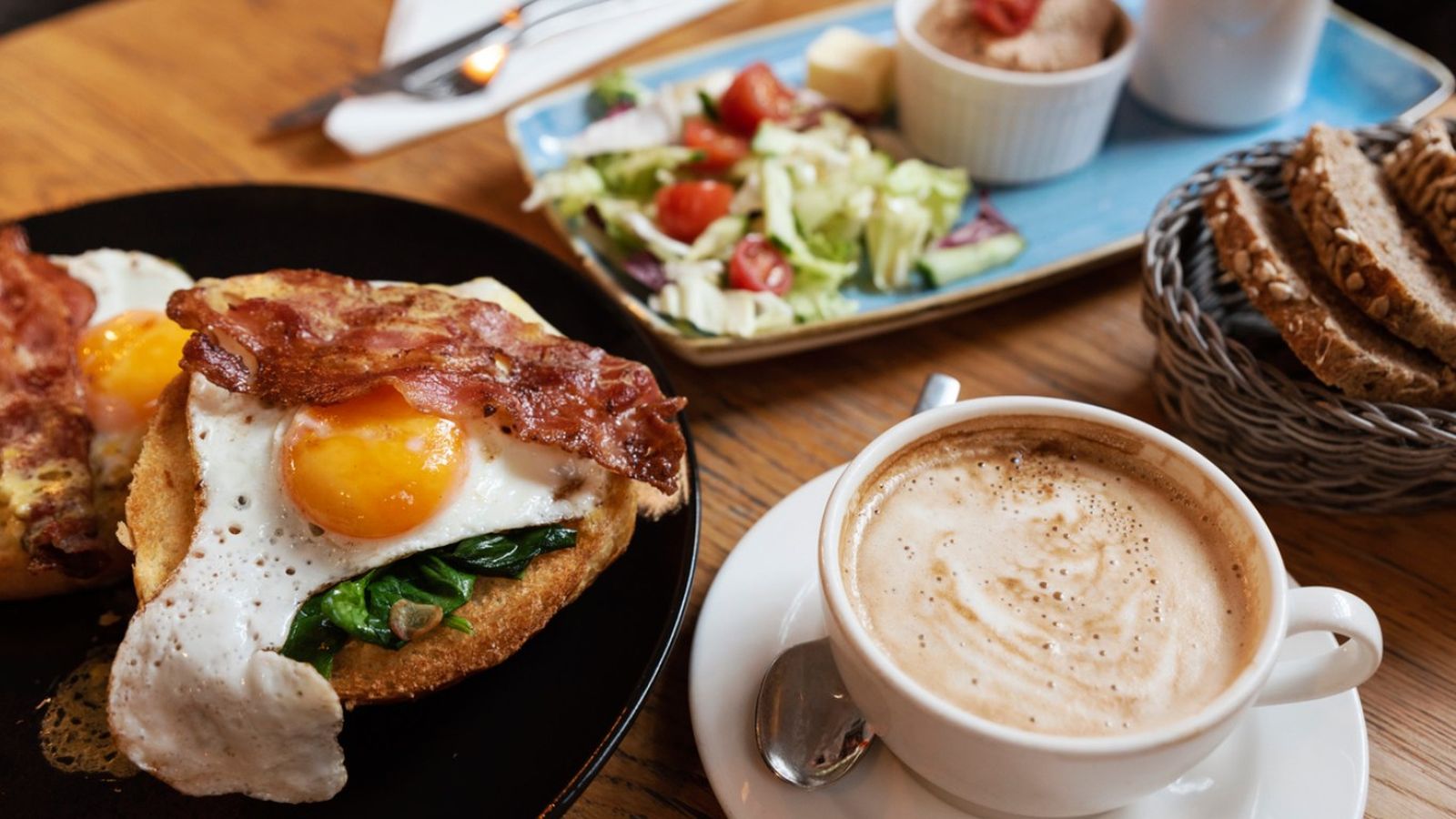 En Latinoamérica predominan el pan, el café, los huevos, el plátano frito y las harinas locales