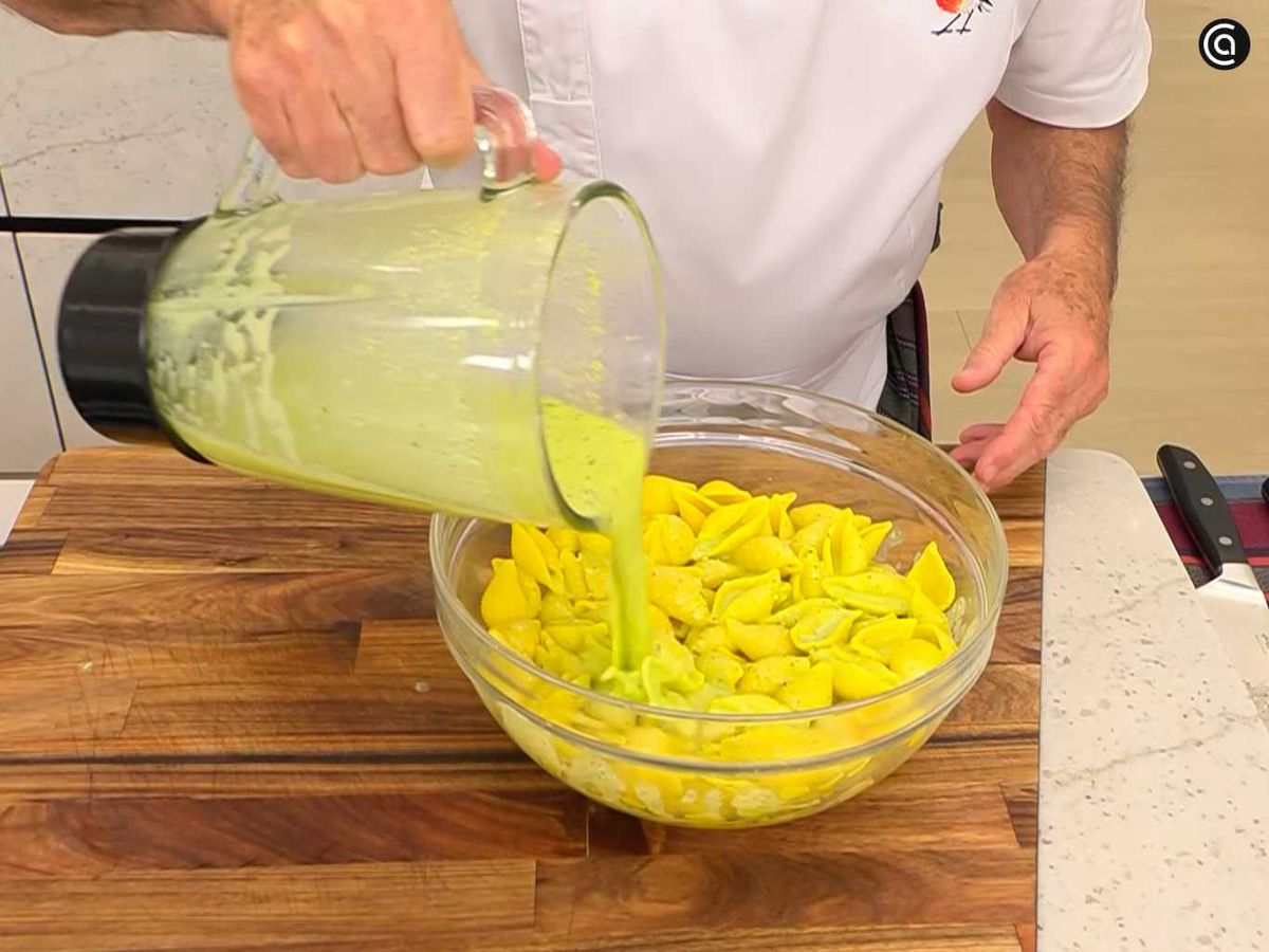 Mezcla la pasta con la salsa