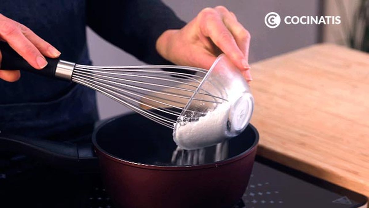 Receta de tarta de bizcocho y crema de chocolate con avellanas  paso 1