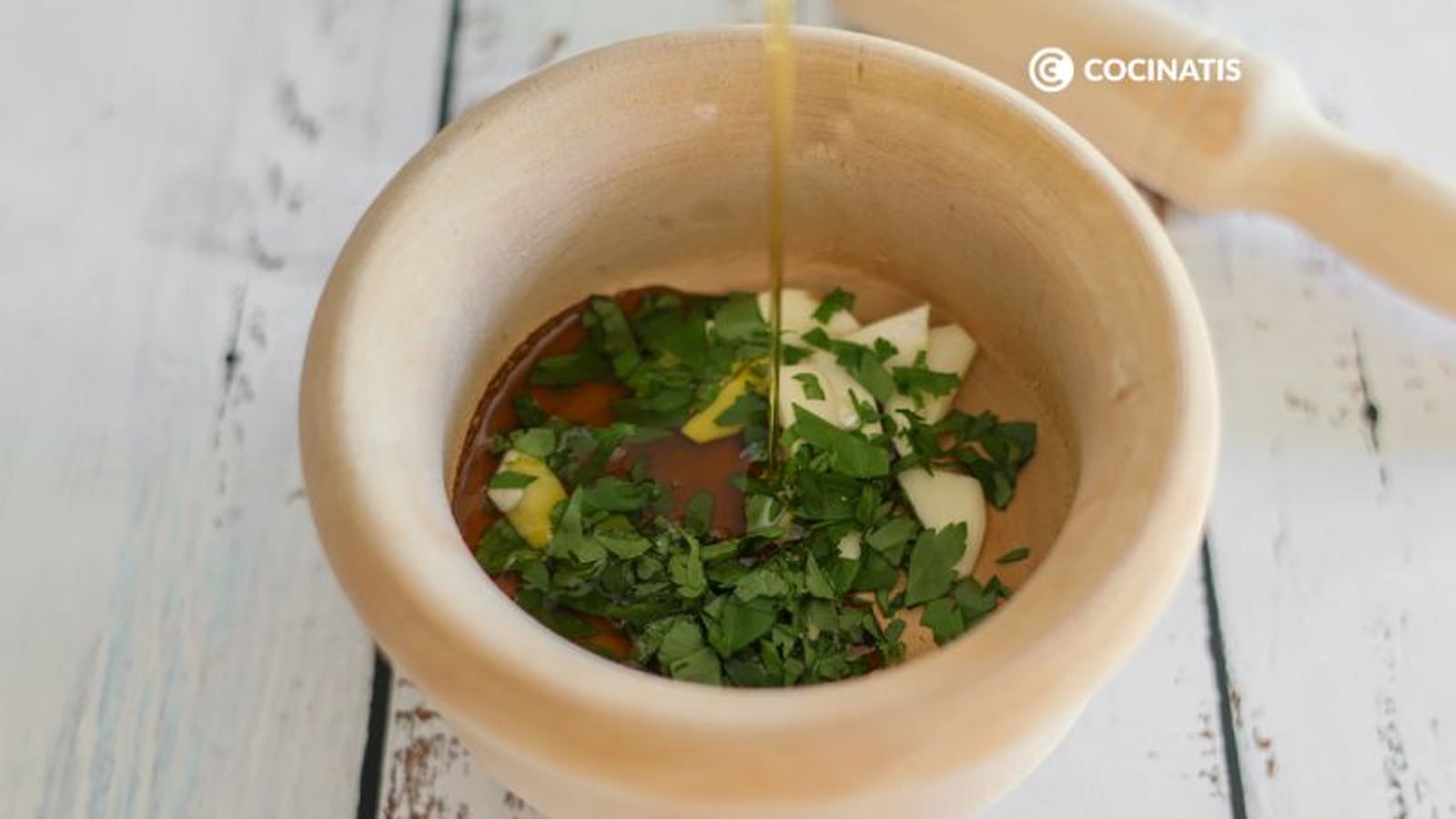 Salsa de ajo y perejil en mortero Salsa de ajo y perejil en mortero