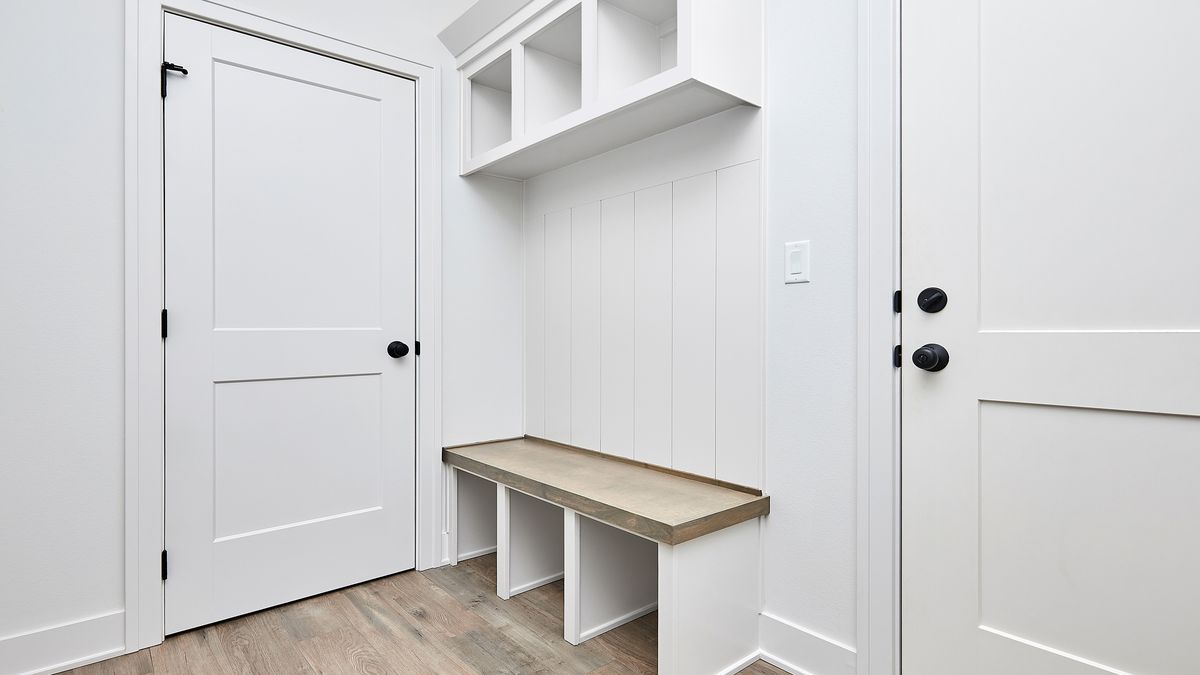 El desorden acumulado rompe cualquier intención de diseño en un recibidor