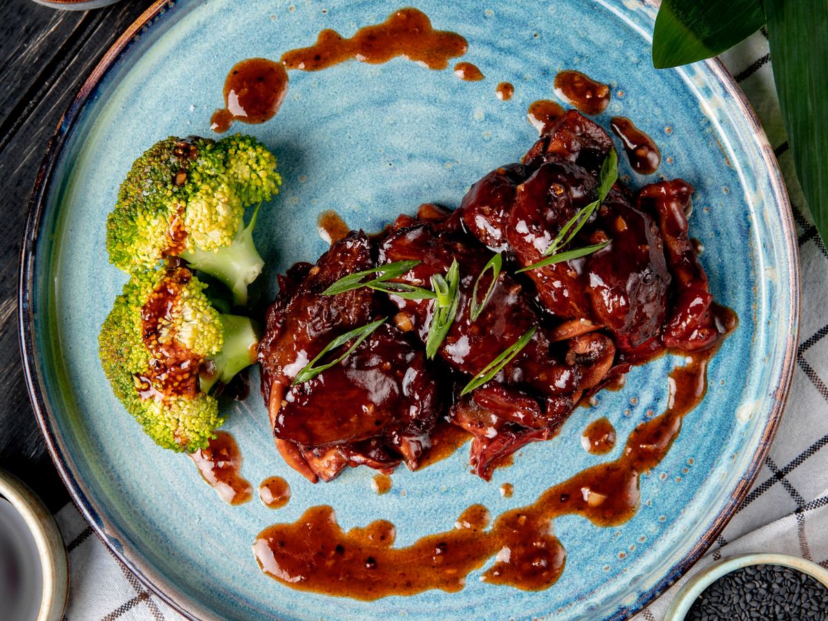 El pollo a la plancha gana intensidad con una salsa rápida de soja y miel.