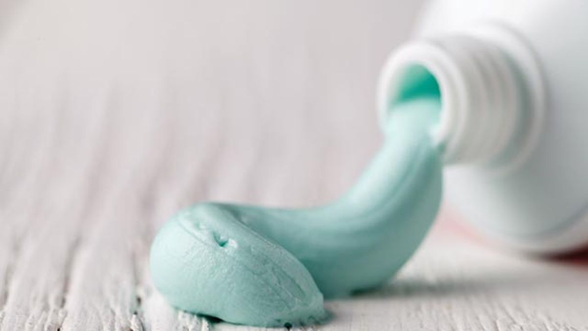 trucos para quitar un chicle del pelo dentrifico