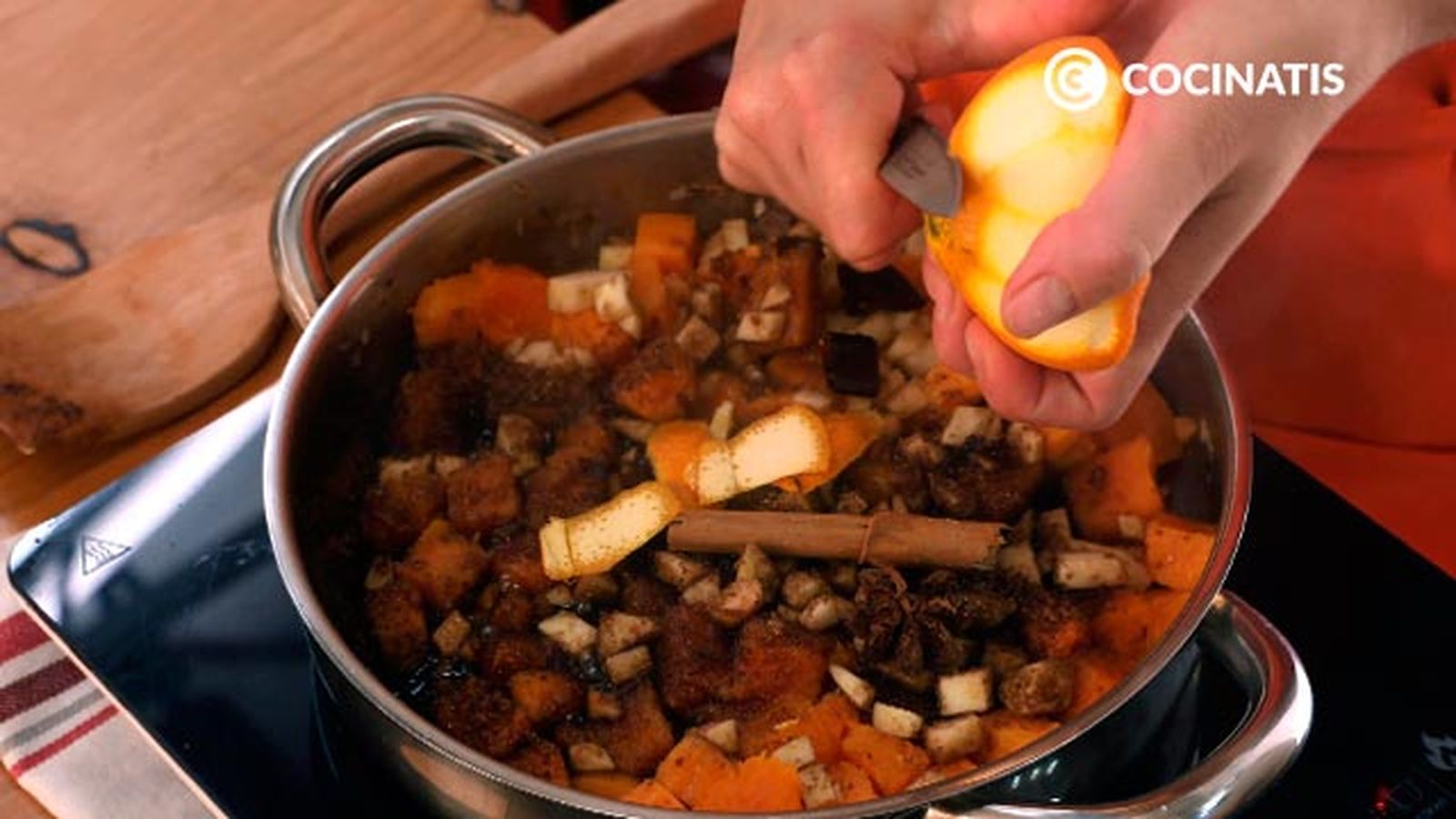 Añade todos los ingredientes a la cazuela Receta de chutney de calabaza paso 2