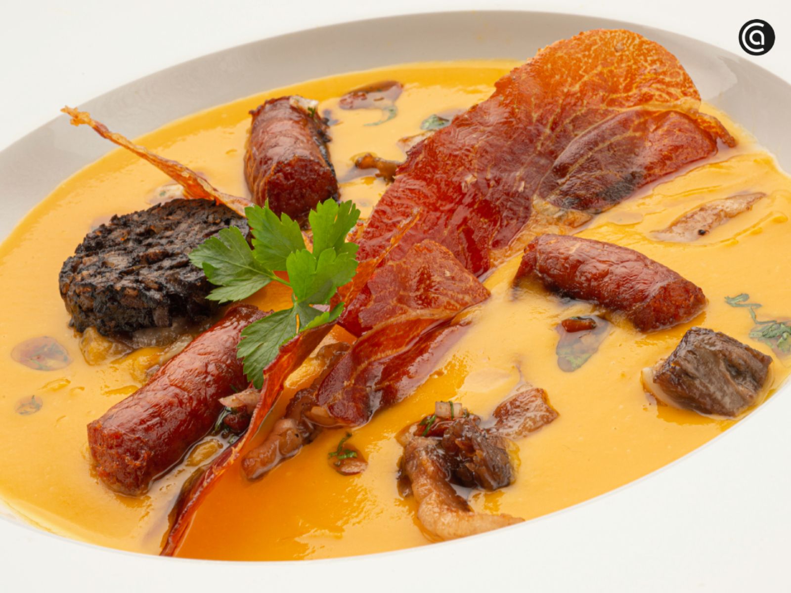 Crema de calabaza con jamón y embutidos, una versión intensa y llena de matices de temporada.