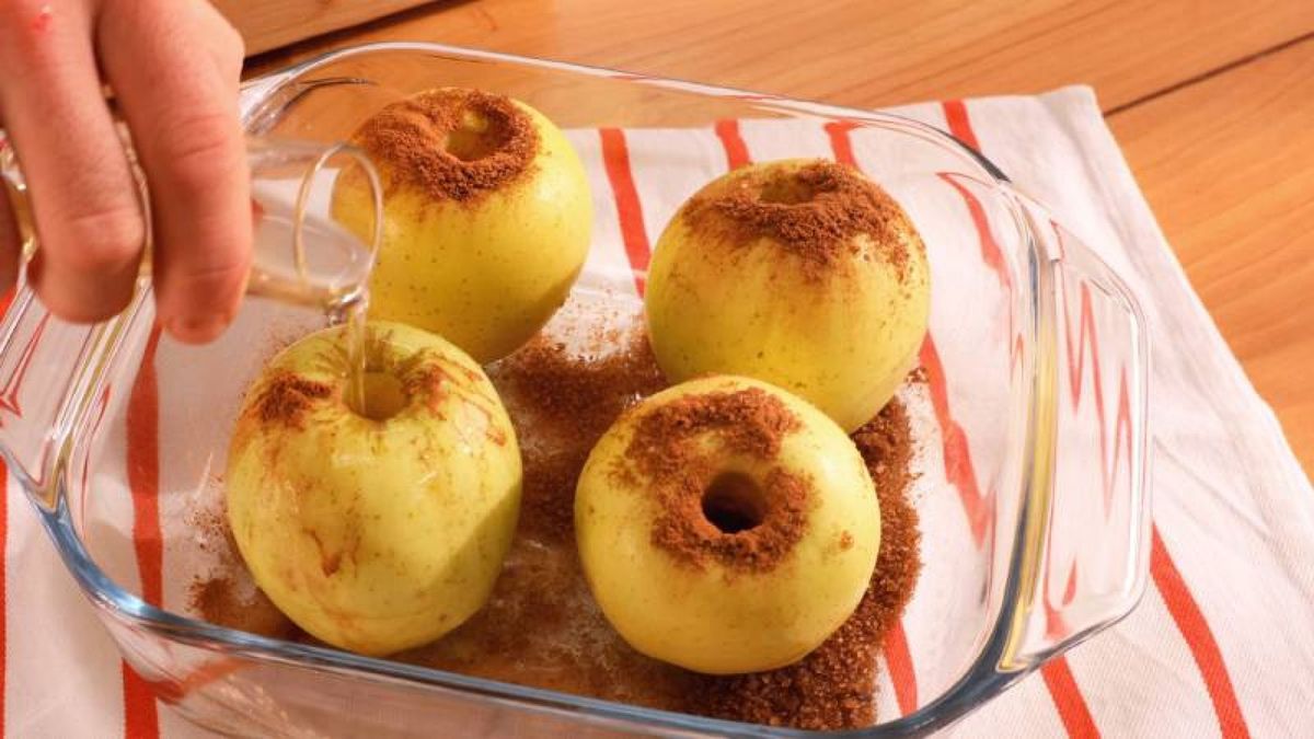 Este sencillo paso de añadir azúcar, canela y vino dulce no solo realza el sabor de las manzanas, sino que también crea un delicioso almíbar durante el asado