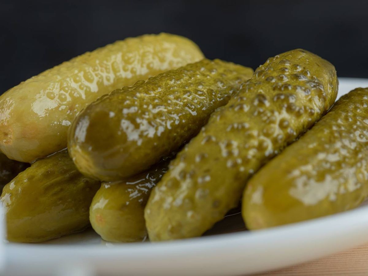 El pepinillo picado aporta acidez y frescor a la salsa.