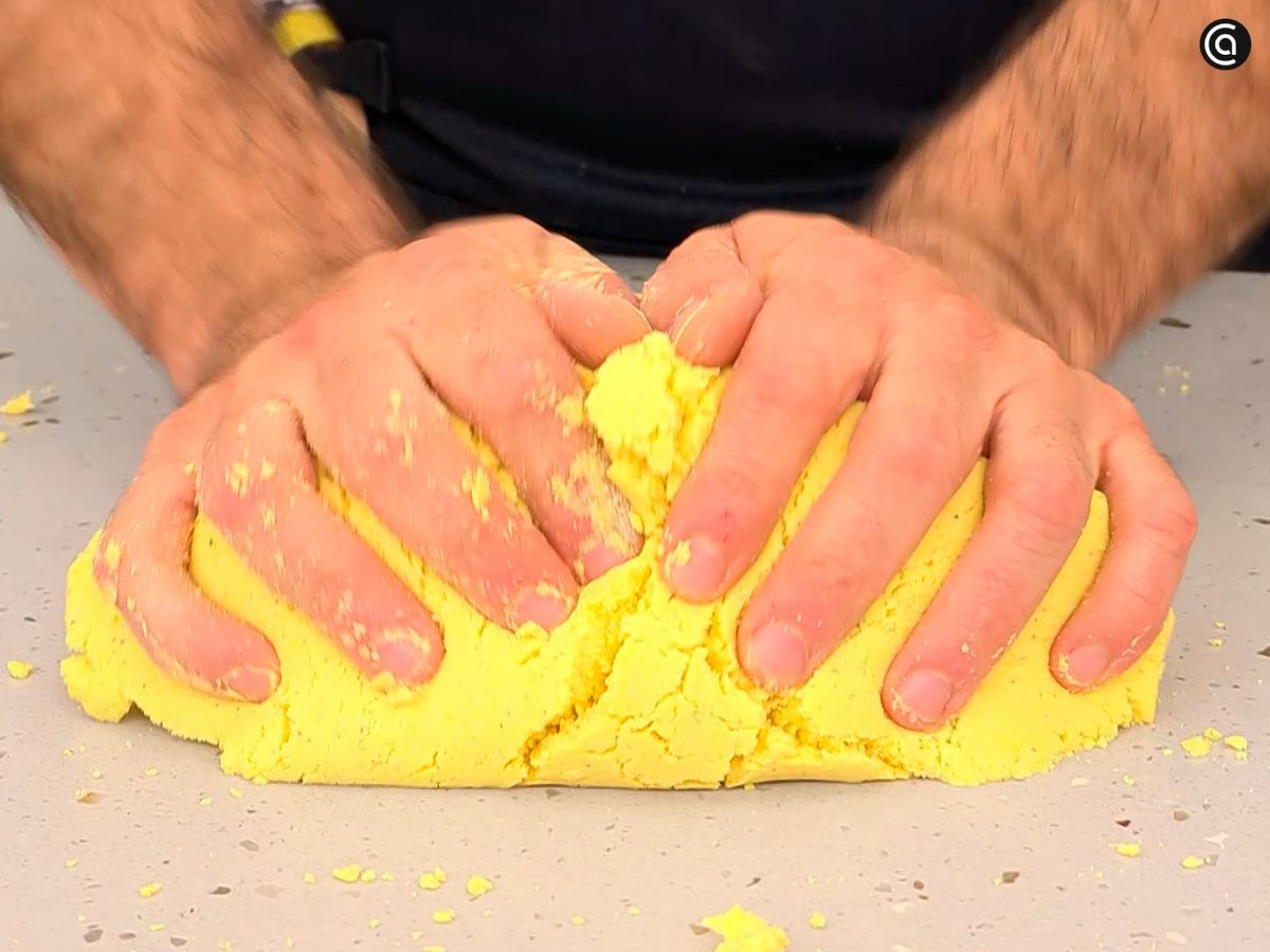 Amasa en la encimera hasta que esté lisa y deja reposar