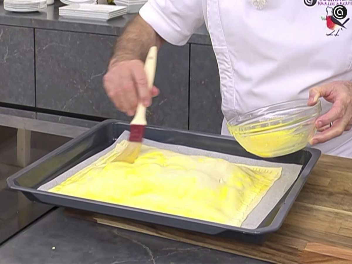 Unta la empanada con huevo batido