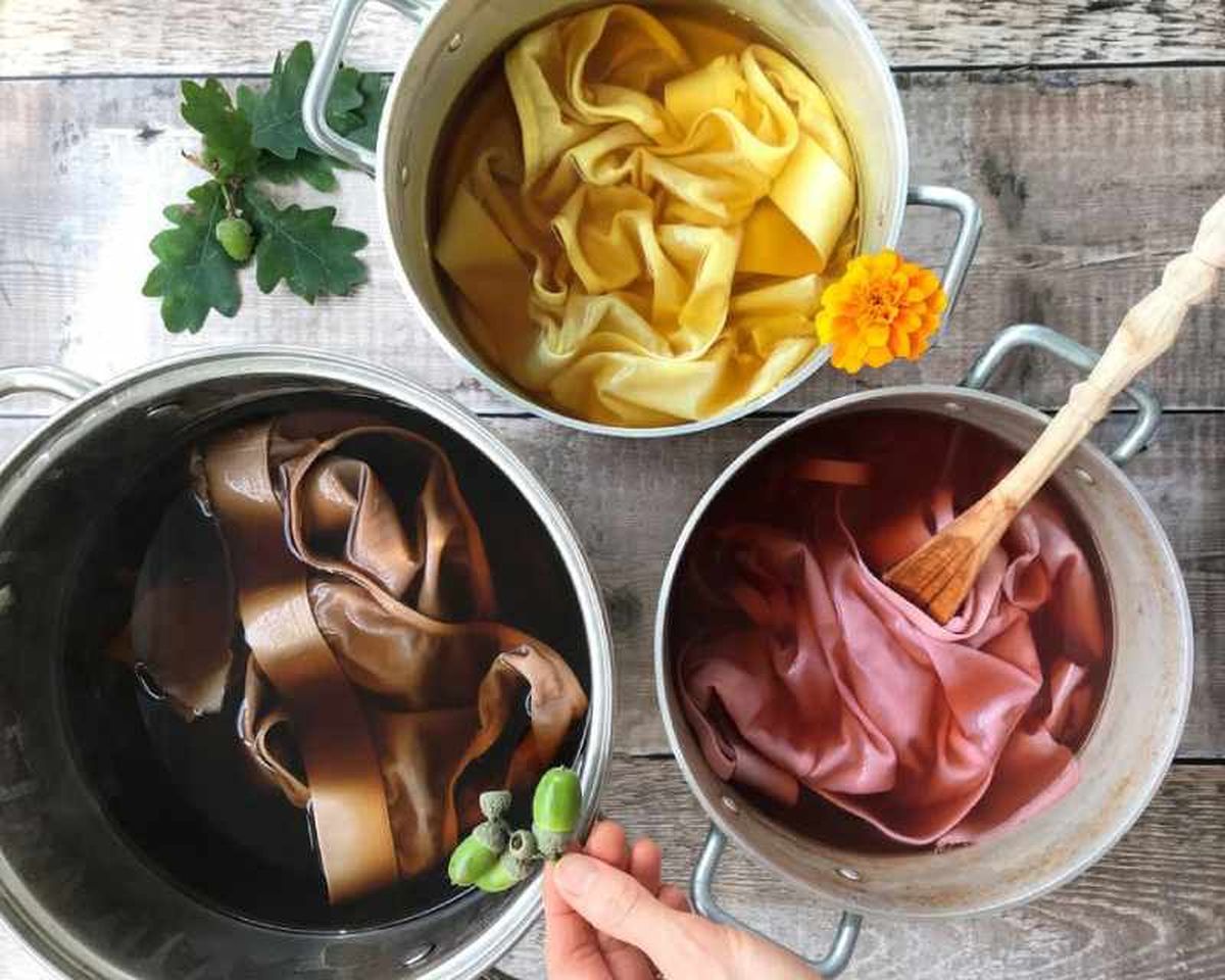 El té verde y el té negro se usan mucho para teñir telas de forma natural / Pinterest