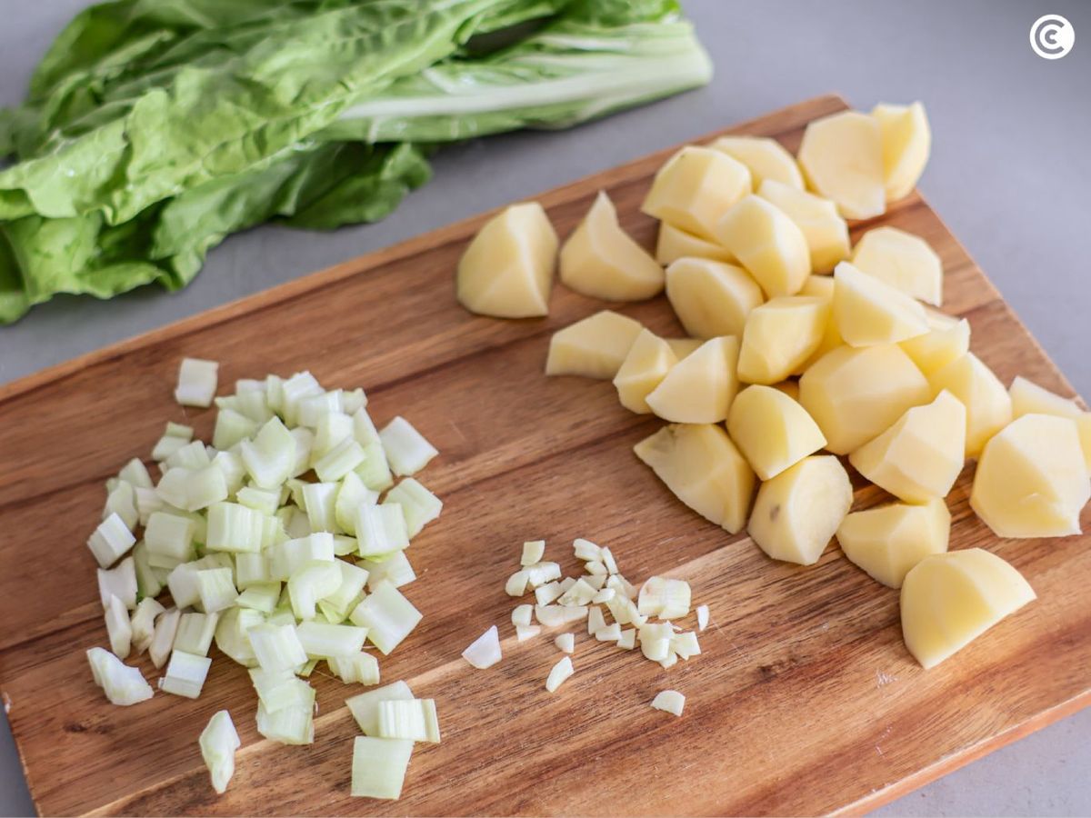 Cortar los ingredientes para la crema de acelgas