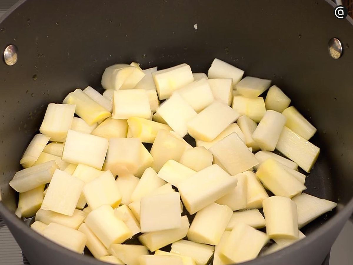 Rehoga los tallos cortados y pelados de los espárragos blancos