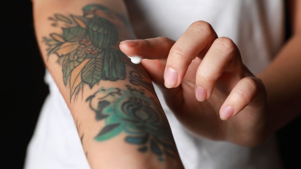 estos son los 10 usos de la crema nivea de lata azul que desconocias tatuaje