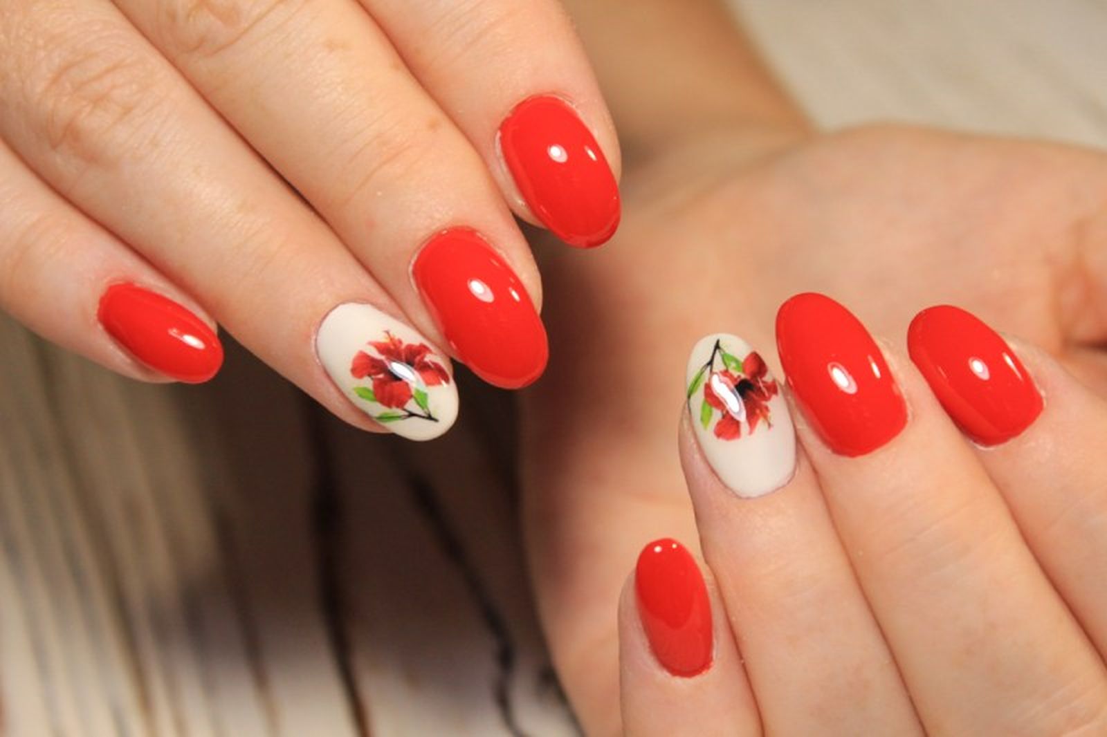 Manicura lisa combinada con diseño de flor Manicura lisa combinada con diseño de flor