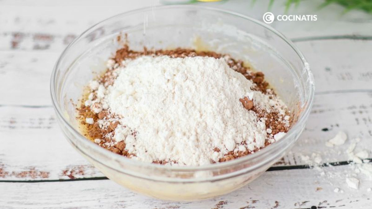 Incorporamos la harina y el cacao a la masa
