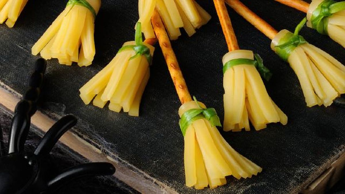 escoba de bruja aperitivo para halloween receta