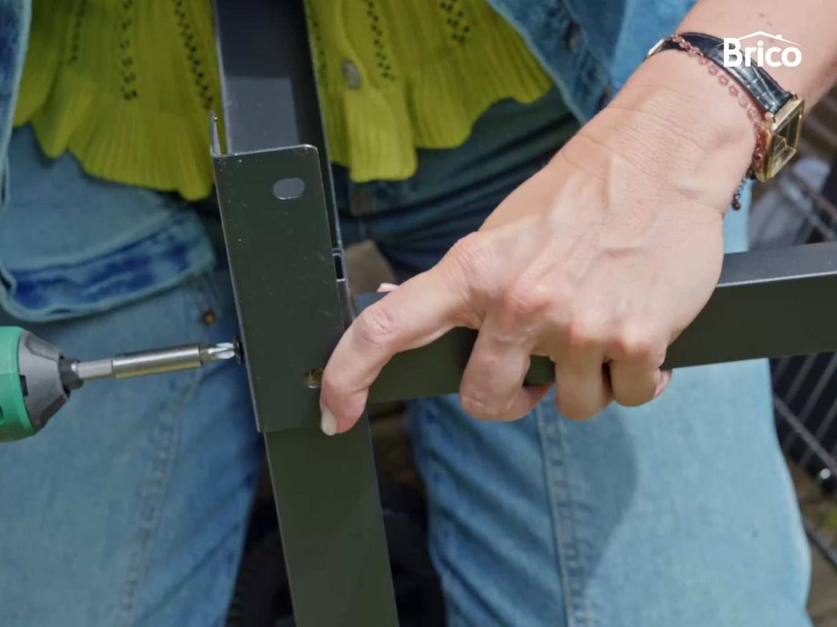 Monta la base de la barbacoa