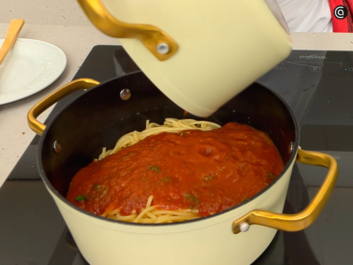 Mezcla la salsa de tomate con los espaguetis cocidos hasta que se impregnen