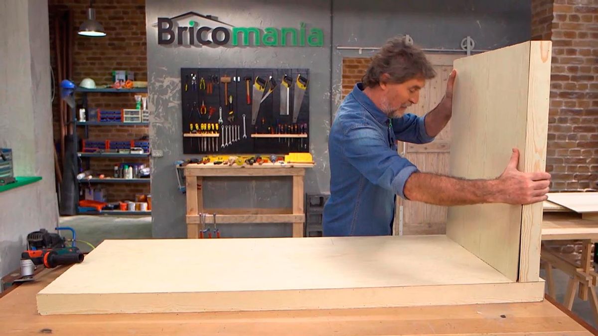 Cómo hacer una mesa escritorio de madera paso 3