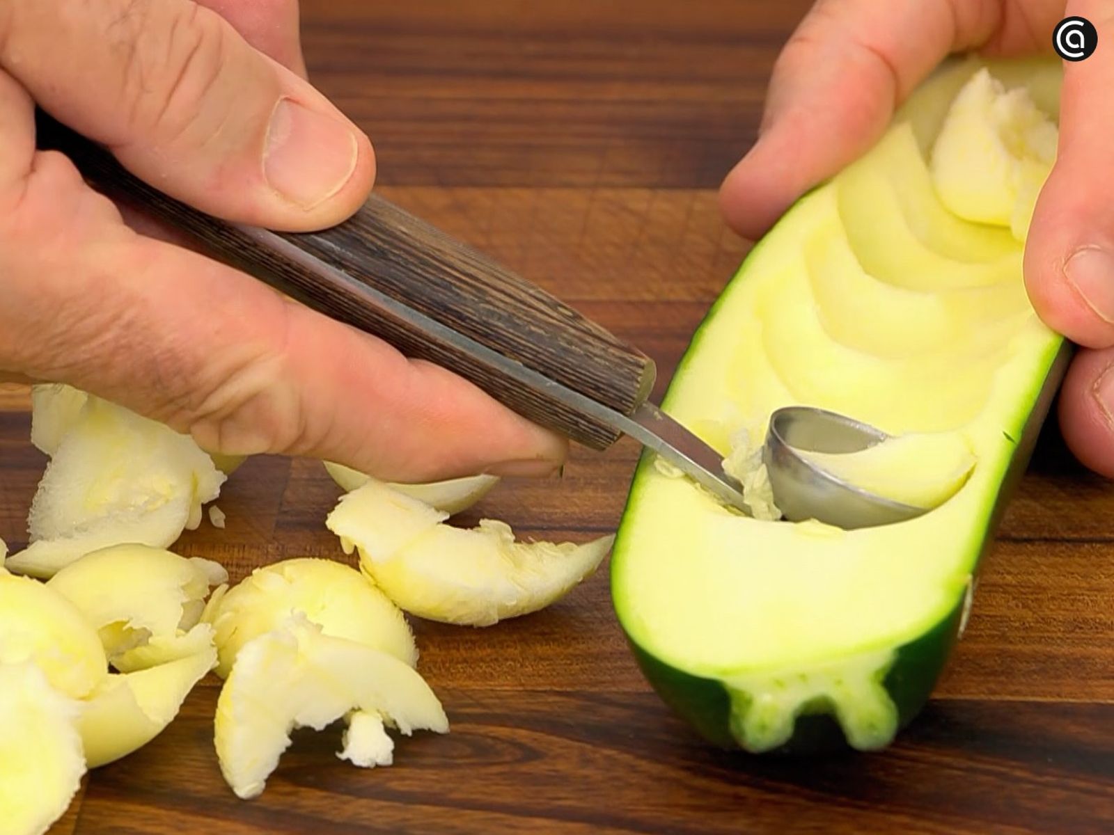 Con una cuchara parisien, Arguiñano retira la pulpa de los calabacines