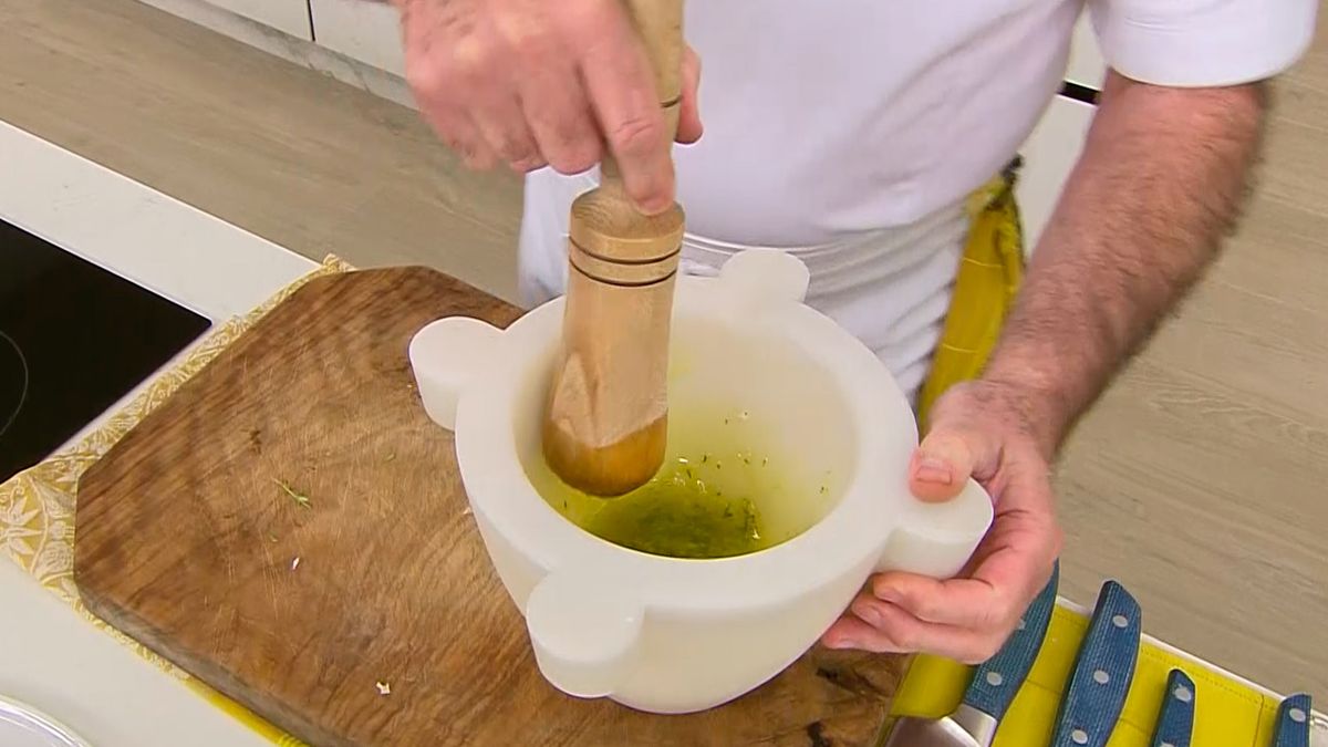 KARL66740320 pollo asado con uvas receta karlos arguinano paso1