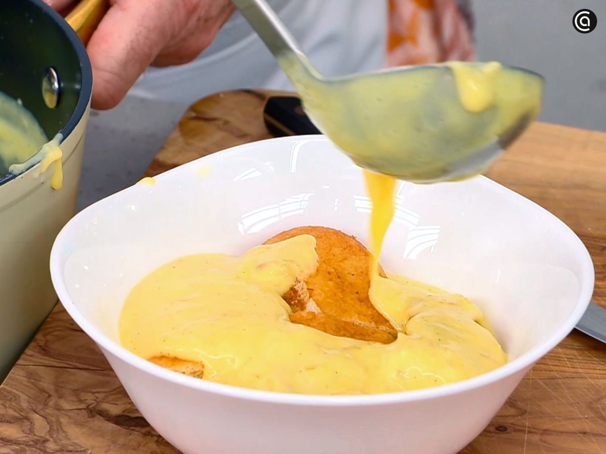 Monta las cuajadas de Carnaval por capas en cuencos